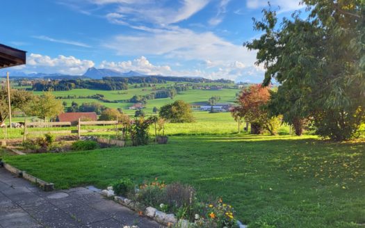 A vendre à 1690 Lussy ferme mitoyenne avec parcelle de 1000 m2.