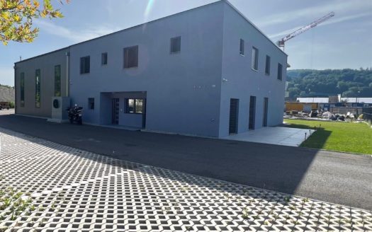 Opportunité d’investissement exceptionnelle à Lucens – Bâtiment industriel de prestige avec habitation haut de gamme