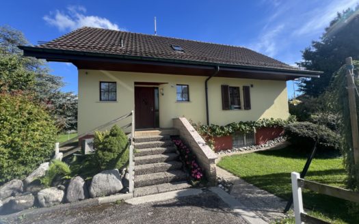Maison familiale spacieuse avec jardin arboré et terrasse ensoleillée